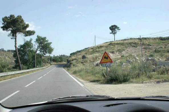 Perante a sinalização, que encontro neste local, devo: — pergunta R6Q0317 do exame de código IMT
