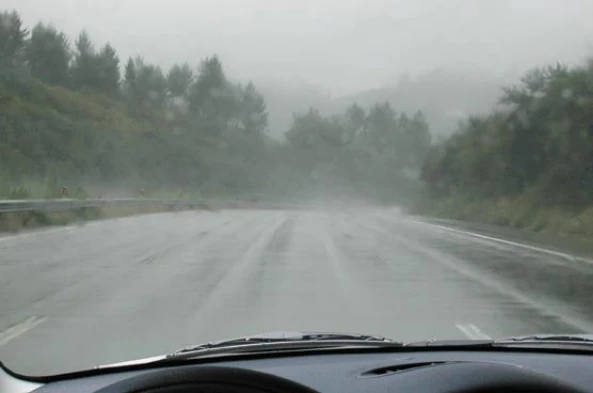 Na condução com chuva deve ter-se o seguinte comportamento: — pergunta R6Q0322 do exame de código IMT
