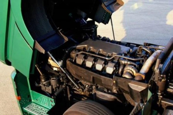 Uma máquina agrícola pesada, com peso bruto superior a 3500 Kg, tem, pelo menos: — pergunta R6Q0346 do exame de código IMT