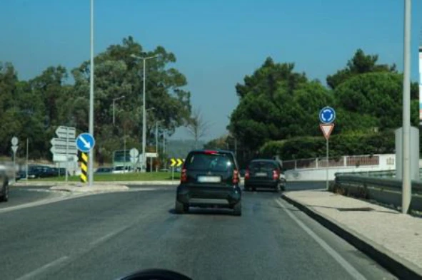 Como devo circular na rotunda de que me aproximo? — pergunta R6Q0372 do exame de código IMT