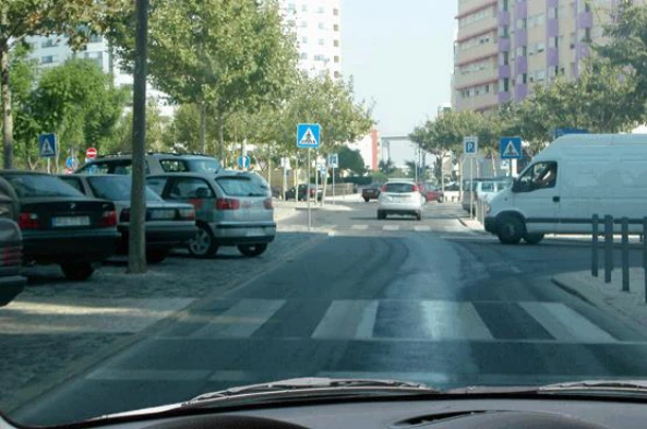 Na próxima intersecção, em que não existe sinalização, quem deve avançar em primeiro lugar? — pergunta R6Q0373 do exame de código IMT