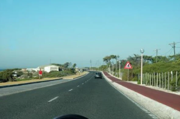 Nos passeios ou pistas destinadas a peões, por regra, estes devem transitar pelo seu lado: — pergunta R6Q0374 do exame de código IMT