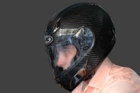 Um capacete fechado e com viseira protectora dos olhos, oferece maior segurança na condução de um motociclo do que um capacete aberto, porque: — pergunta R6Q0376 do exame de código IMT