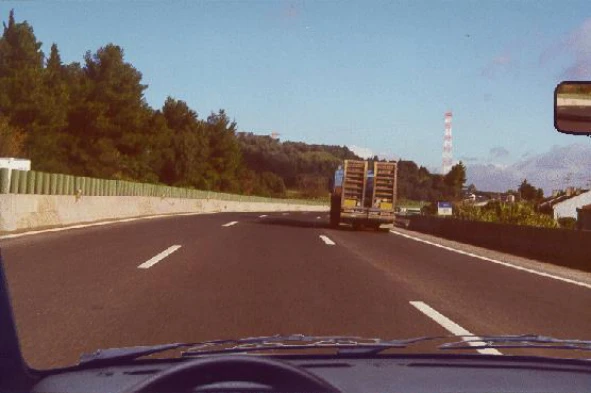Circulo numa auto-estrada. Posso inverter o sentido da marcha? — pergunta R6Q0385 do exame de código IMT