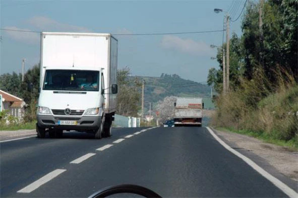 Estou proibido de efectuar a manobra de marcha atrás neste local porque: — pergunta R6Q0391 do exame de código IMT