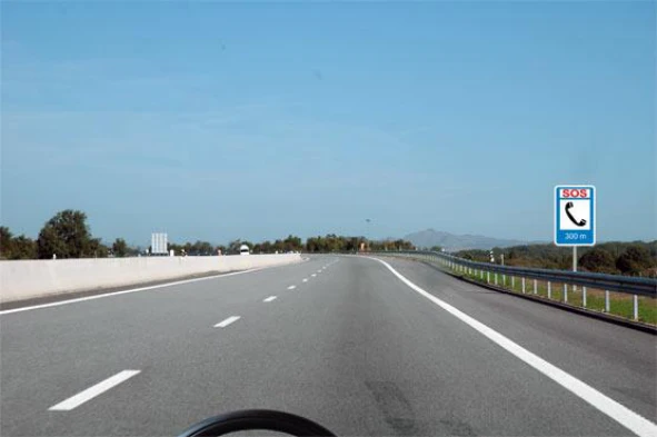 Ao circular numa auto-estrada devo saber que: — pergunta R6Q0392 do exame de código IMT