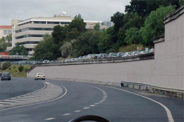 Perante as marcas rodoviárias à minha esquerda, fico a saber que: — pergunta R6Q0396 do exame de código IMT
