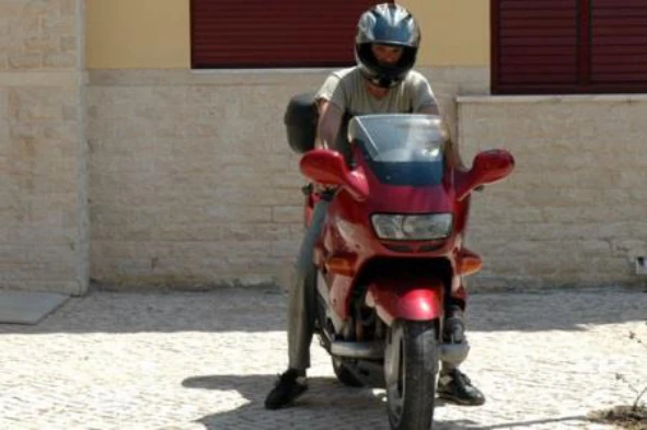Quando seja permitido, ao subir da via para o passeio, o condutor do motociclo deve: — pergunta R7Q0008 do exame de código IMT