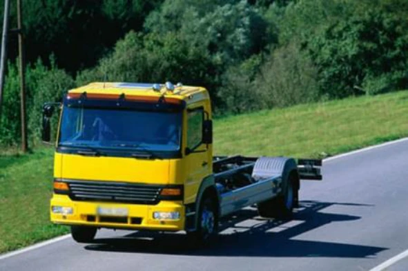 O quadro (chassis) de um automóvel pesado de mercadorias, deve: — pergunta R7Q0016 do exame de código IMT