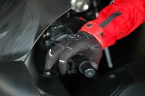 Um condutor de um motociclo deve usar luvas para: — pergunta R7Q0018 do exame de código IMT