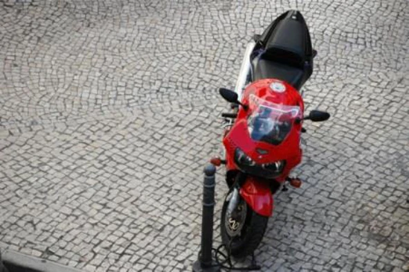 Regra geral, quando o condutor imobiliza o motociclo para o abastecer de combustível, ao abandoná-lo deve ter especial cuidado: — pergunta R7Q0020 do exame de código IMT