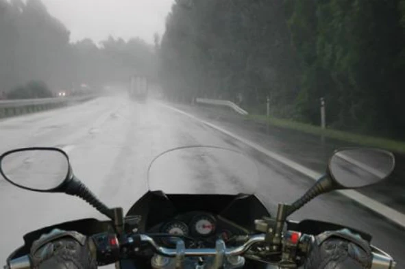 A hidroplanagem é um fenómeno susceptível de comprometer a aderência e a estabilidade de um motociclo de duas rodas, podendo ocorrer: — pergunta R7Q0025 do exame de código IMT