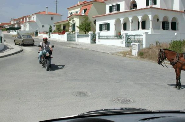 Quando devo avançar, sabendo que o motociclo pretende mudar de direcção à esquerda? — pergunta R7Q0029 do exame de código IMT