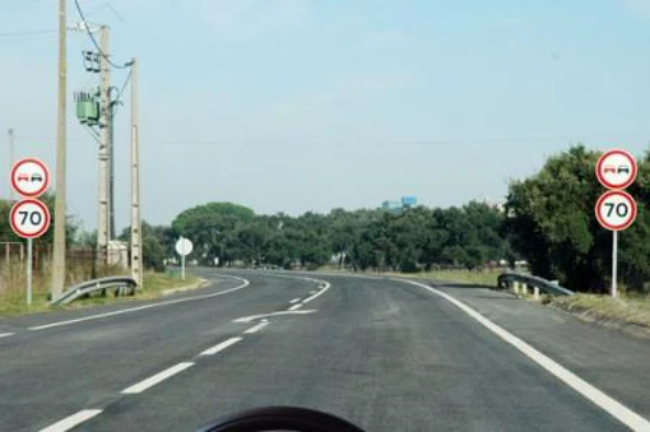 Um candidato a condutor deve saber que berma é a superfície da via pública: — pergunta R7Q0060 do exame de código IMT