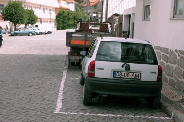 Neste local condicionado ao pagamento de taxa, terá estacionado abusivamente o condutor que: — pergunta R7Q0074 do exame de código IMT