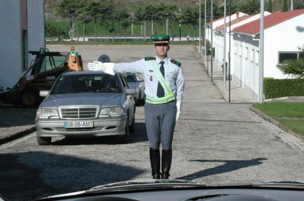 Sempre que o agente regulador de trânsito me dá uma indicação de parar, devo: — pergunta R7Q0087 do exame de código IMT