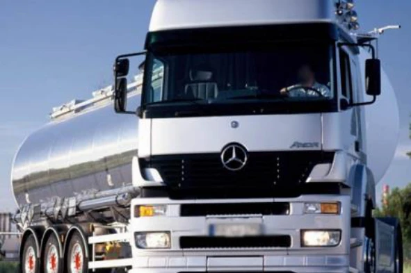 Por norma, durante as operações de carga e descarga de matérias perigosas em automóvel pesado, o motor do veículo deve: — pergunta R7Q0088 do exame de código IMT