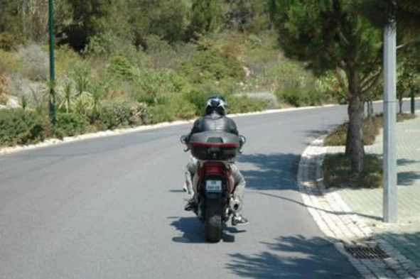 Para ter um melhor controlo do veículo é recomendável aos motociclistas que, nas curvas: — pergunta R7Q0096 do exame de código IMT