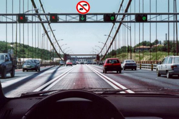 Ao circular nesta via de trânsito devo utilizar as luzes de: — pergunta R7Q0109 do exame de código IMT