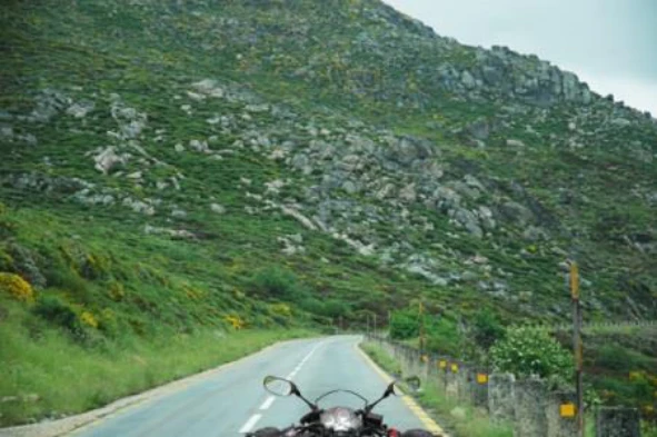 Os motociclos circulam sempre com as luzes de cruzamento para a frente e de presença à retaguarda para: — pergunta R7Q0134 do exame de código IMT