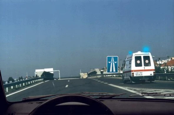 O que devo fazer nesta situação, atendendo a que circulo numa auto- estrada: — pergunta R7Q0150 do exame de código IMT