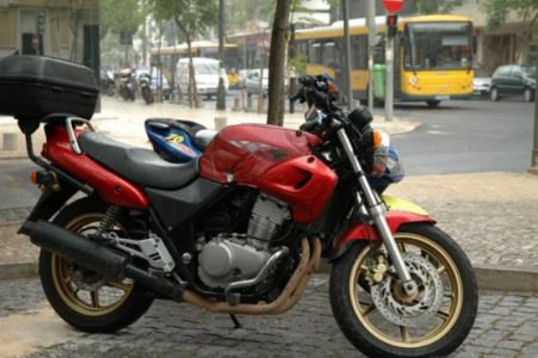 Os condutores de motociclos, ao circularem em pistas próprias, podem, se não causarem perigo ou perturbação no trânsito: — pergunta R7Q0173 do exame de código IMT