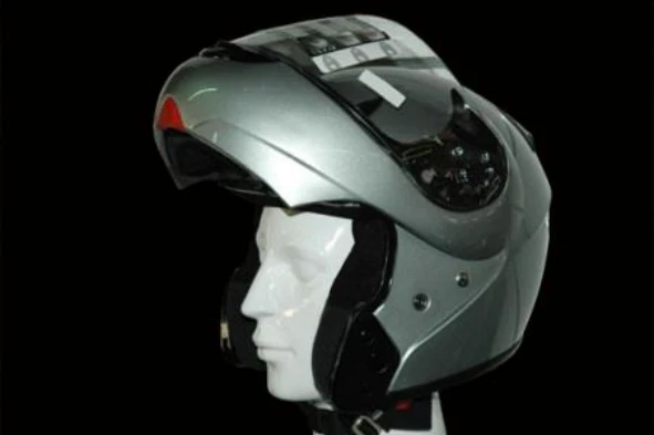 A camada exterior de um capacete de protecção deve ser: — pergunta R7Q0174 do exame de código IMT