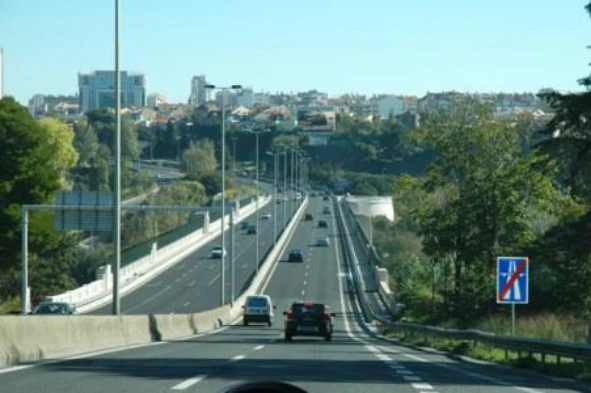 O sinal de informação dá indicação aos condutores de: — pergunta R7Q0201 do exame de código IMT