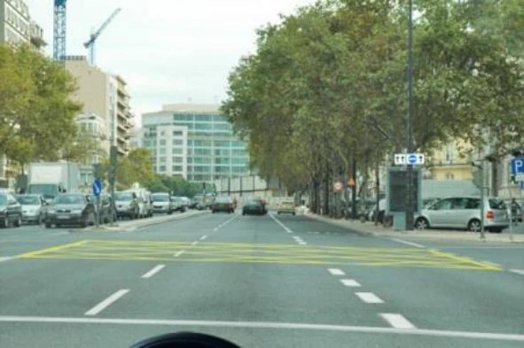 Encontrando-se o trânsito congestionado não devo entrar neste cruzamento se: — pergunta R7Q0209 do exame de código IMT