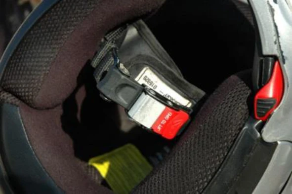A estrutura interna de um capacete de protecção, que normalmente é constituída por poliuretano, tem como principal função: — pergunta R7Q0218 do exame de código IMT
