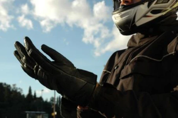 As luvas a utilizar pelos condutores de motociclos têm como finalidade: — pergunta R7Q0222 do exame de código IMT