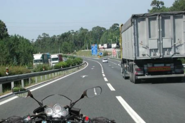 Se um motociclo efectuar a transposição de uma linha contínua que separa sentidos de trânsito, pratica uma contra-ordenação: — pergunta R7Q0228 do exame de código IMT