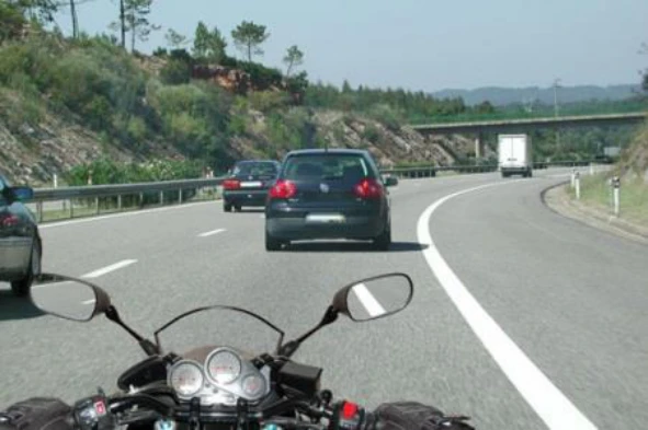 Na paragem de um motociclo, a força de travagem deve ser: — pergunta R7Q0240 do exame de código IMT