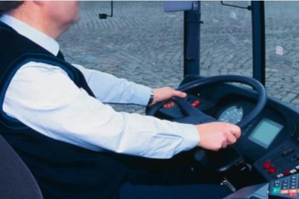 O condutor de um autocarro que detecte uma fuga dos gases de escape para o interior do veículo, deve: — pergunta R7Q0249 do exame de código IMT