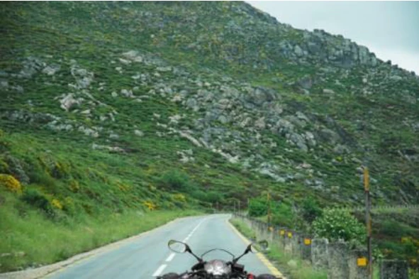 Ao conduzir um motociclo, a curvar para a direita, o condutor deve: — pergunta R7Q0252 do exame de código IMT