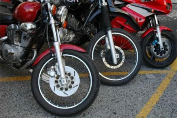 Os condutores de motociclos podem, se não causarem perigo ou perturbação no trânsito: — pergunta R7Q0275 do exame de código IMT