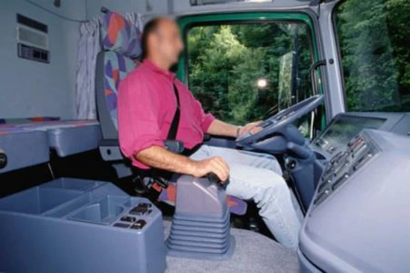 Quando o condutor carrega no pedal da embraiagem: — pergunta R7Q0289 do exame de código IMT
