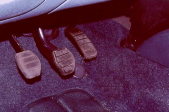 Quando o condutor pisa o pedal da embraiagem: — pergunta R7Q0290 do exame de código IMT