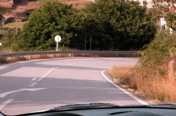 Nos locais de visibilidade reduzida, o condutor deve: — pergunta R7Q0296 do exame de código IMT