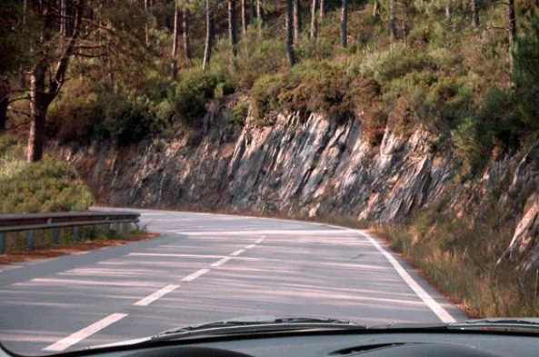 Pratico uma condução defensiva, se neste local: — pergunta R7Q0299 do exame de código IMT