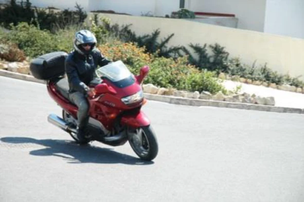 Os motociclos estão equipados com um interruptor de emergência, que se encontra: — pergunta R7Q0306 do exame de código IMT