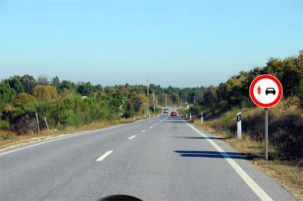 Quando ultrapasso um veículo de duas rodas devo ter particular atenção à distância: — pergunta R7Q0309 do exame de código IMT