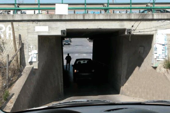 Por segurança, o condutor que transita em sentido contrário, para ser visto, deveria: — pergunta R7Q0320 do exame de código IMT
