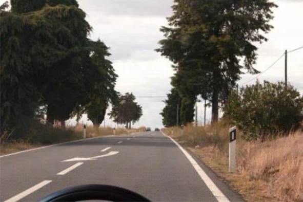 Devo saber que as marcas rodoviárias do eixo da faixa de rodagem mais próximas de mim, designam-se por: — pergunta R7Q0336 do exame de código IMT