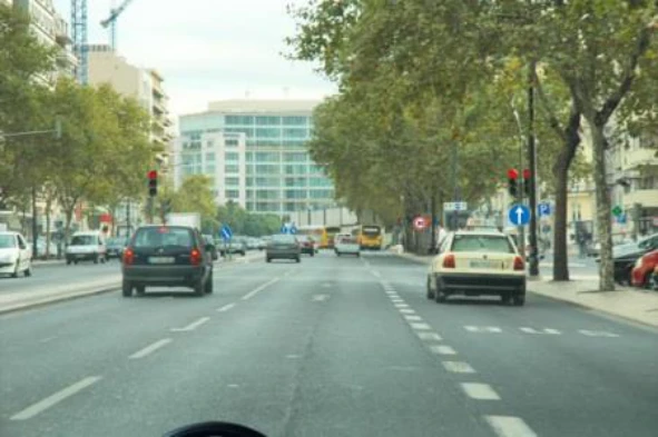 Como se designa a marca rodoviária que se encontra do meu lado direito? — pergunta R7Q0337 do exame de código IMT