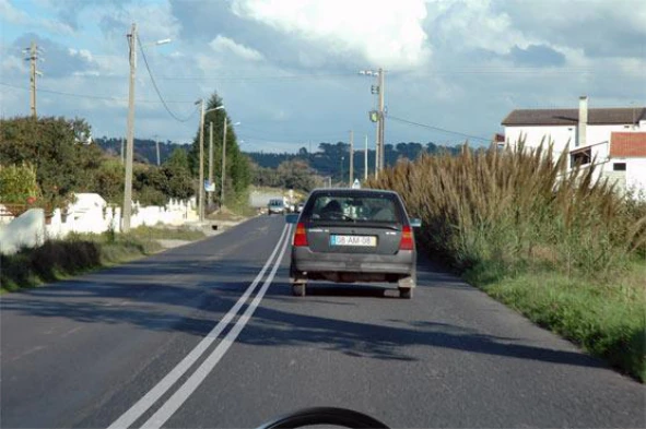Como se designam as marcas rodoviárias que se encontram inscritas no pavimento? — pergunta R7Q0340 do exame de código IMT