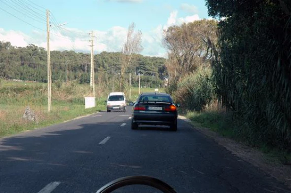 Quando é que o condutor do veículo à minha frente deve cessar o sinal realizado com o indicador de mudança de direcção à direita? — pergunta R7Q0351 do exame de código IMT