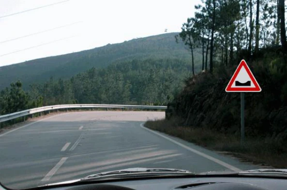 O sinal indica aproximação de: — pergunta R7Q0352 do exame de código IMT