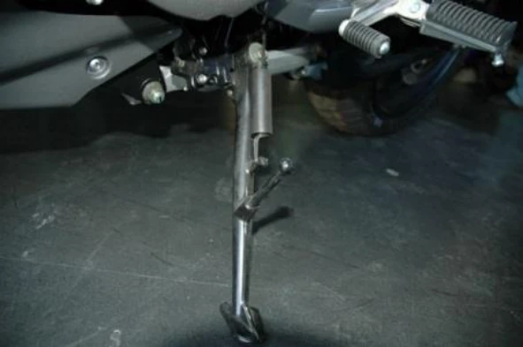 Se, após uma lavagem do motociclo, verificar que o descanso lateral se movimenta com dificuldade, devo: — pergunta R7Q0355 do exame de código IMT