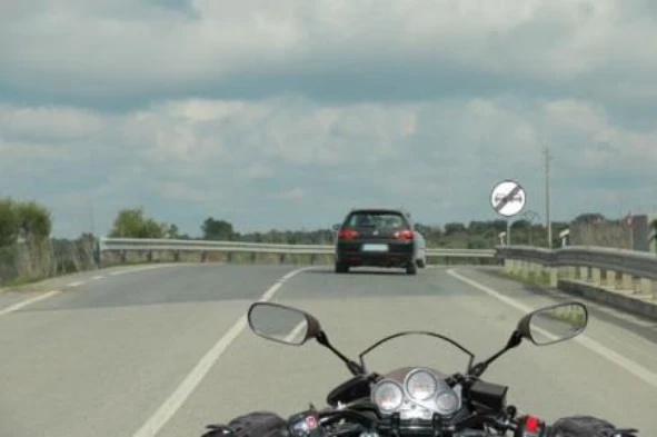 Quais são os equipamentos obrigatórios na condução de um motociclo? — pergunta R7Q0358 do exame de código IMT